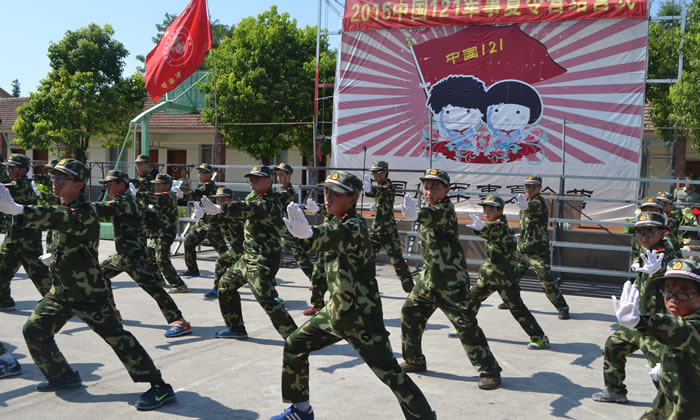 參加軍事冬令營第一天學習軍事技能