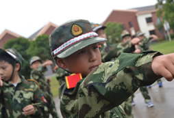 121軍事冬令營(yíng)教你在野外如何利用實(shí)物來(lái)辨別方向