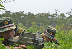 參加121軍訓(xùn)冬令營(yíng)提高孩子的情商