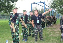 軍事營讓孩子學(xué)會(huì)面對(duì)困難敢于挑戰(zhàn)