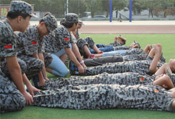 參加軍事冬令營(yíng)讓孩子挑戰(zhàn)自我超越自我