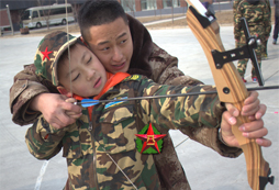 八一軍旅軍事冬令營(yíng)指出讓孩子學(xué)會(huì)堅(jiān)強(qiáng)很重要