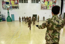 冬令營是一個軍人塑造的基地