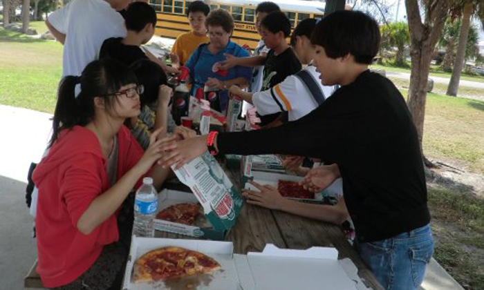 在公園一起吃pizza