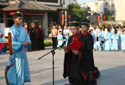 在青少年國學(xué)冬令營學(xué)習中國傳統(tǒng)武術(shù)