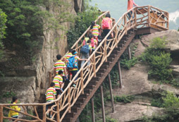 體驗(yàn)國(guó)學(xué)冬令營(yíng)活動(dòng)中的樂(lè)趣
