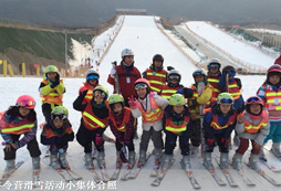 在這個兒童滑雪冬令營讓孩子們學(xué)會獨立