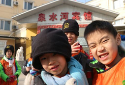 在滑雪冬令營乘坐式索道時(shí)要注意些什么？