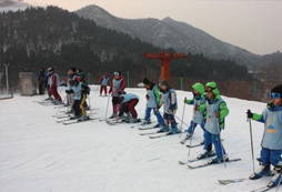 選擇滑雪冬令營是選單板還雙板？