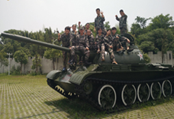 武漢軍事冬令營正確軍姿動作要領