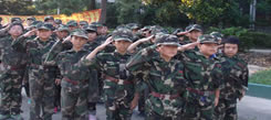 參加軍事冬令營(yíng)活動(dòng)了解攜槍的要領(lǐng)