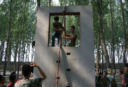 參加軍訓(xùn)拓展冬令營全方位提高孩子的綜合能力