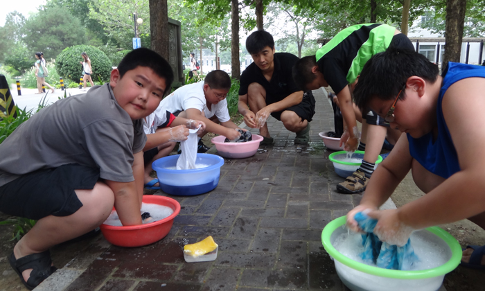 在夏令營中學(xué)會獨立生活.jpg