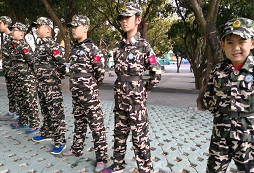 參加深圳軍事拓展冬令營(yíng)培養(yǎng)孩子綜合能力