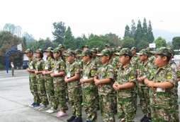如何讓孩子融入寒假軍事訓(xùn)練中快樂(lè)的嬉戲