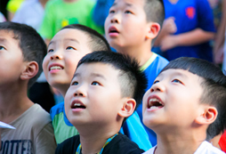 上海新東方小學(xué)生冬令營(yíng)注重孩子自信心的培養(yǎng)