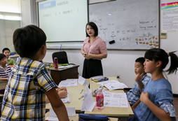 孩子學(xué)英語是跟著外教學(xué)習(xí)更好嗎？