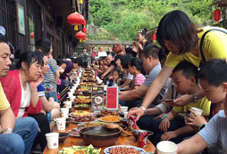 來天天奇旅向少數(shù)民族學習手工藝