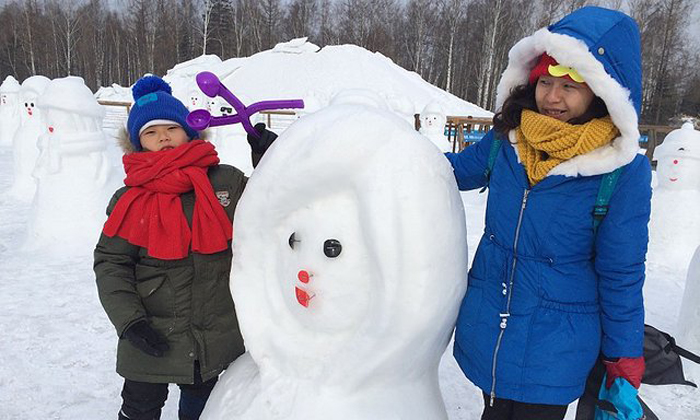 和媽媽一起堆雪人