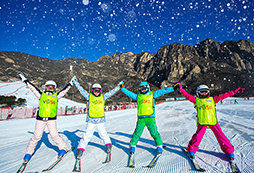 冬天為孩子報名YuYoung青少年營地滑雪冬令營吧！