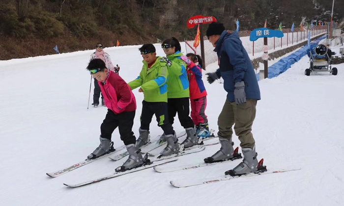 武漢西點青少年滑雪冬令營