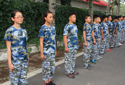 武漢軍事冬令營希望女孩學會自我保護