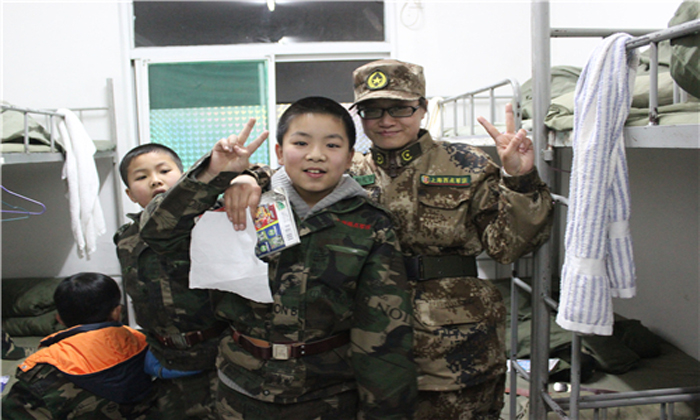 上海西點軍事冬令營讓孩子們學會了堅強