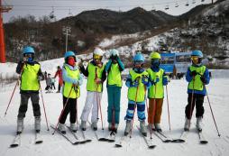 有適合小學(xué)生參加的滑雪冬令營嗎？