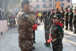 到上海西點青少年軍事冬令營，接受歷練，學(xué)會感恩！