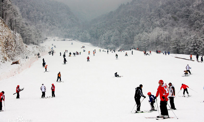 冰雪中有著眾多冰雪風(fēng)光，帶孩子跳出舒適圈，挑戰(zhàn)勇敢者的運(yùn)動(dòng)